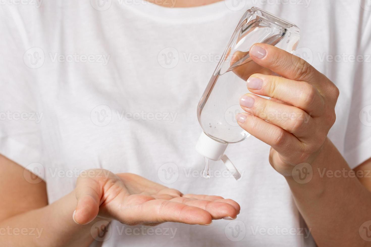 mujer con una pequeña botella de desinfectante para manos foto