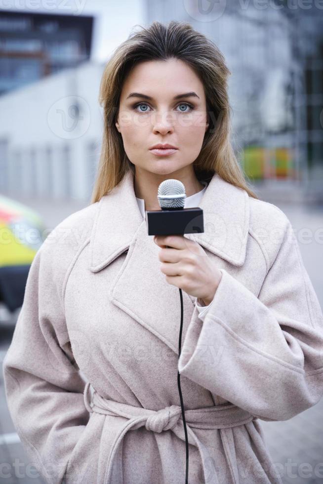 reportero de noticias preocupado hablando en un micrófono foto