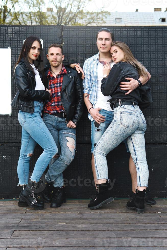 dos parejas elegantes en una calle de la ciudad foto