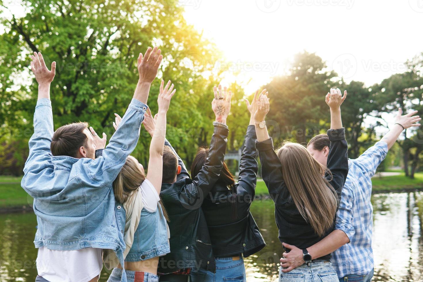 grupo de amigos jóvenes y felices disfrutando de la libertad foto