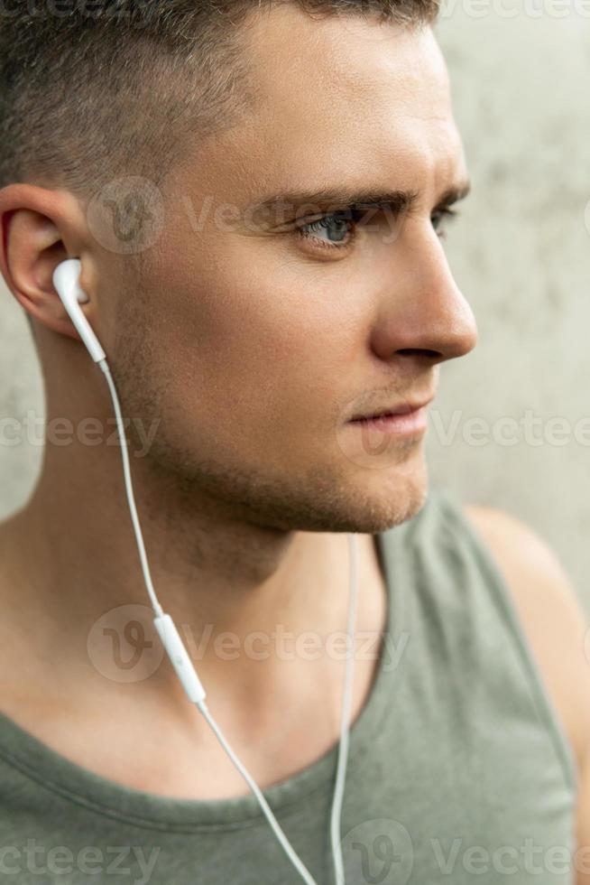 retrato de un hombre guapo con auriculares. foto