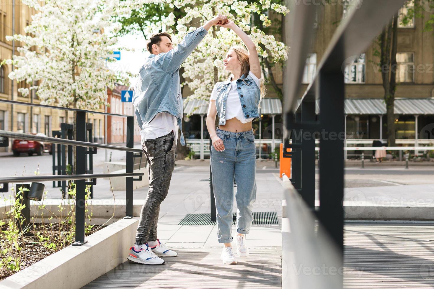 joven pareja sensual y amorosa bailando durante su cita en una calle de la ciudad foto