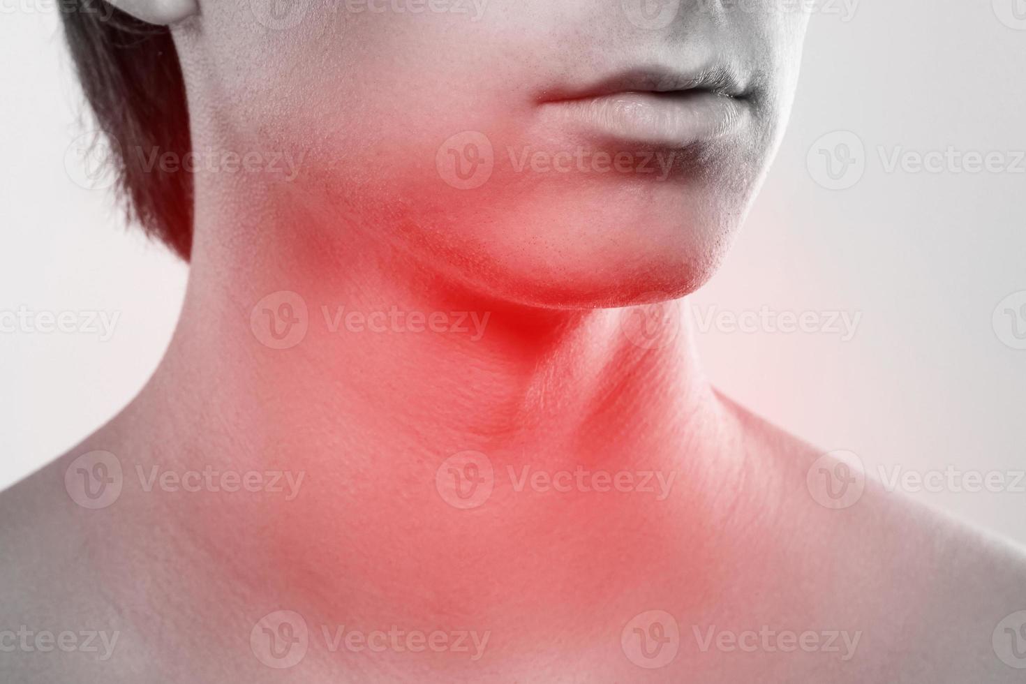 primer plano del cuello masculino con dolor de garganta foto