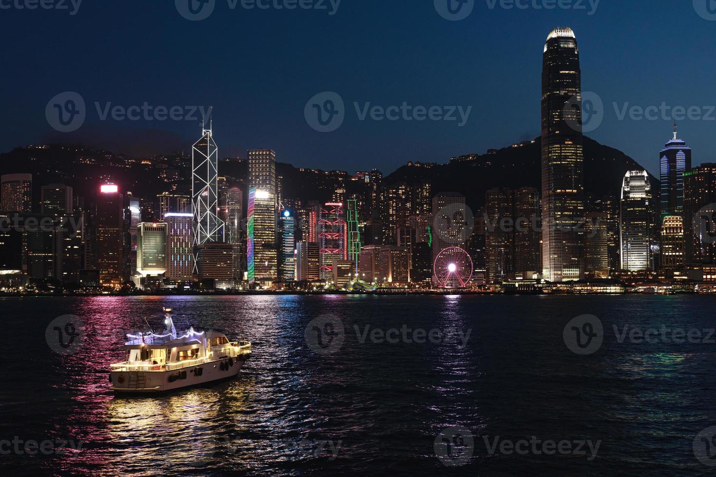 vista nocturna de hong kong desde el puerto de victoria foto