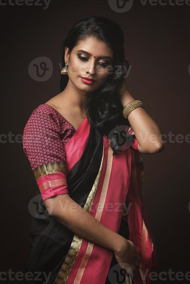 hermosa mujer india con vestido tradicional sari foto