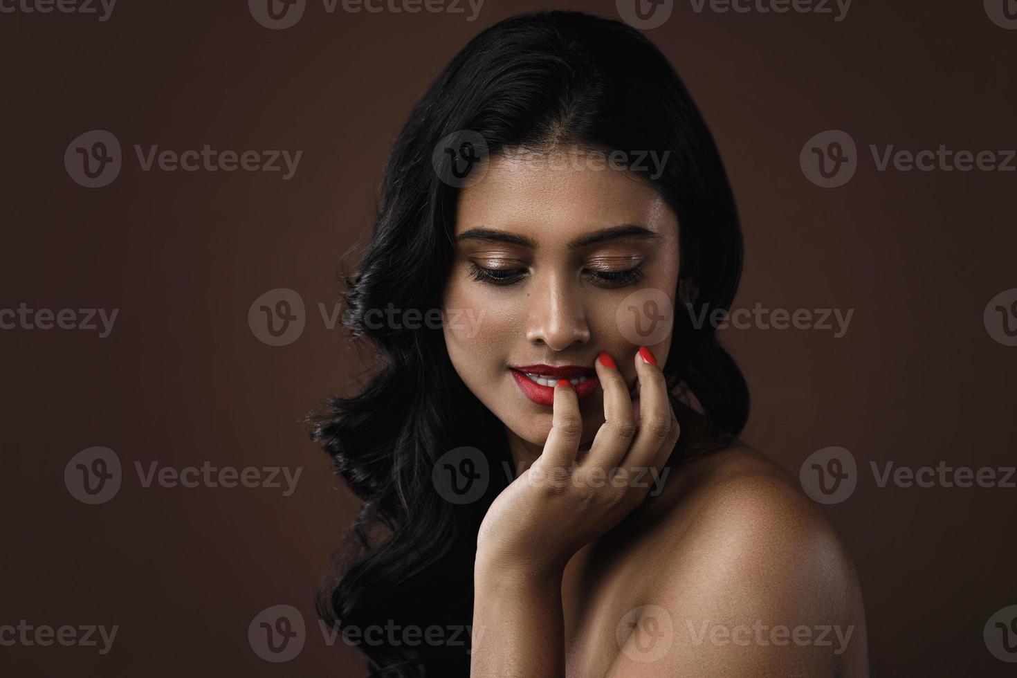 mujer india con hermoso maquillaje y peinado foto