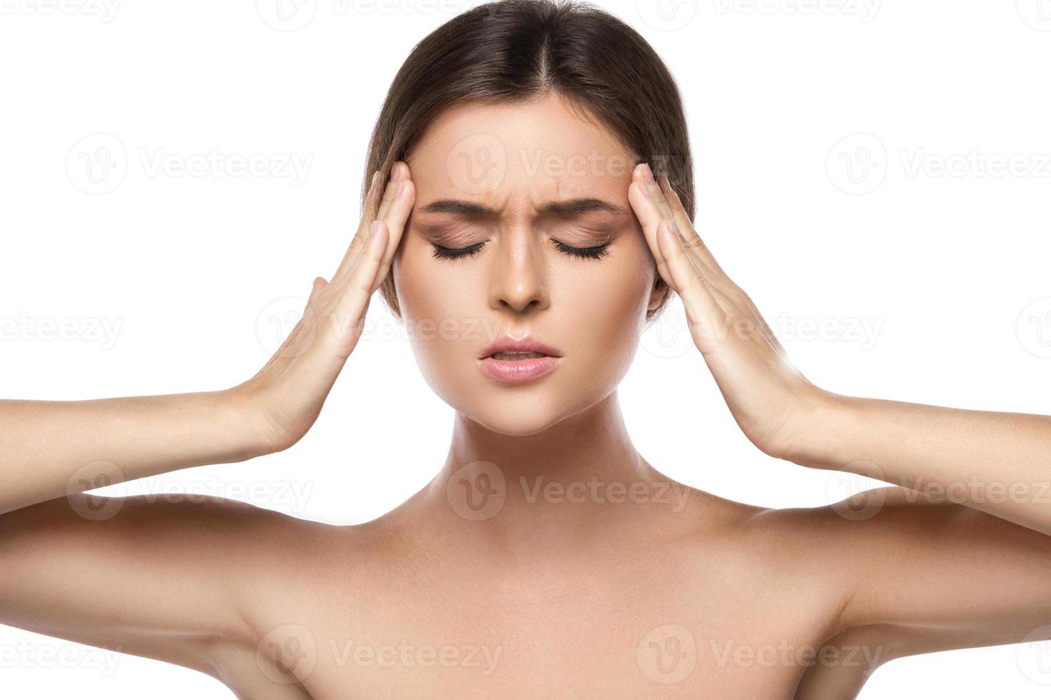 mujer con un fuerte dolor de cabeza sobre fondo blanco foto