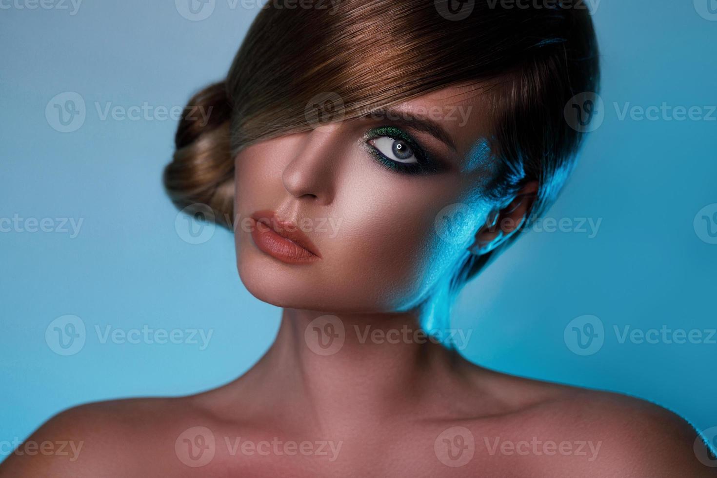 modelo sexy en imagen elegante con cabello liso que cubre un ojo y hermosas sombras de ojos verdes en otro foto