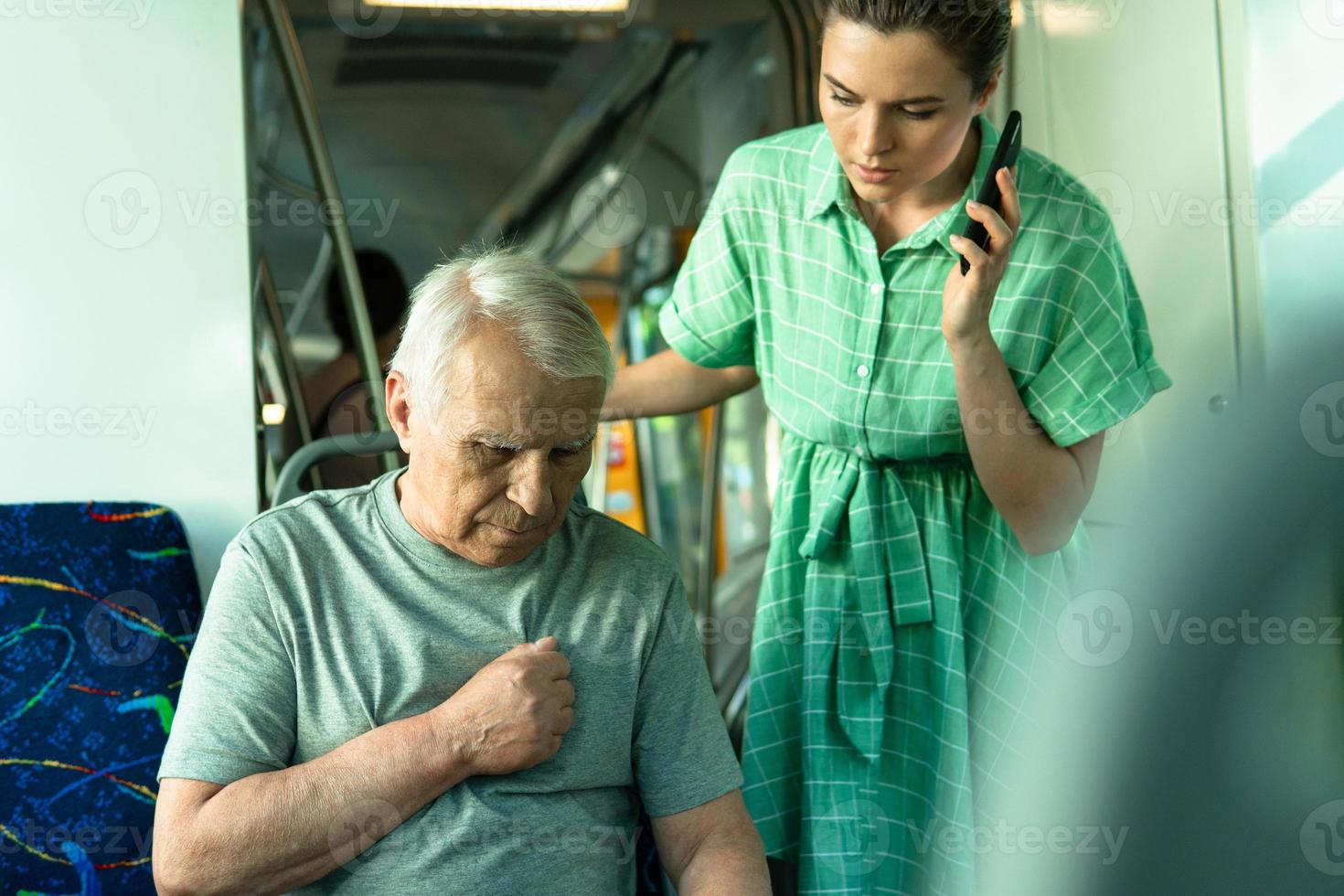 mujer llamando a la línea de emergencia porque un anciano tiene