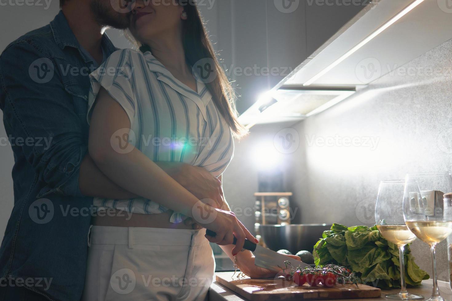 pareja joven cocinando una cena sabrosa juntos en una cocina foto