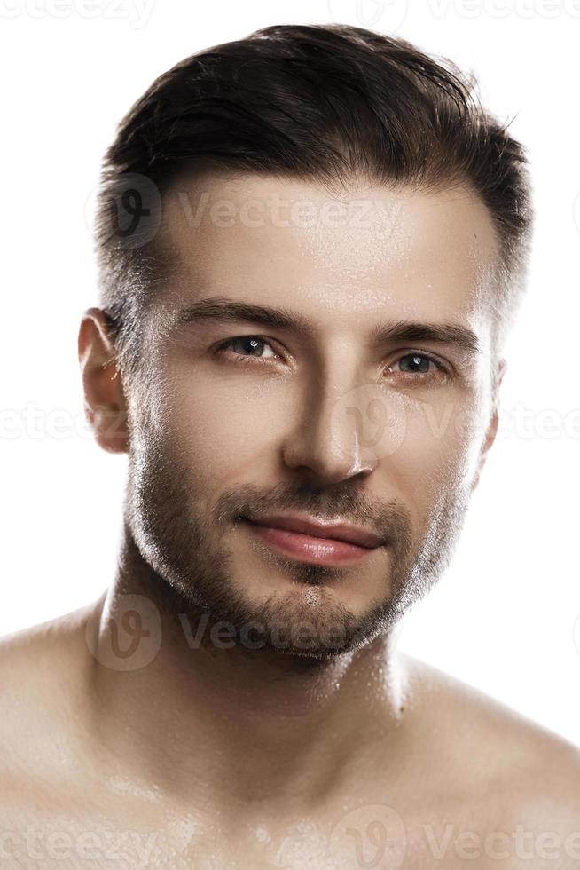 retrato, de, joven, guapo, hombre, con, mojado, cara foto