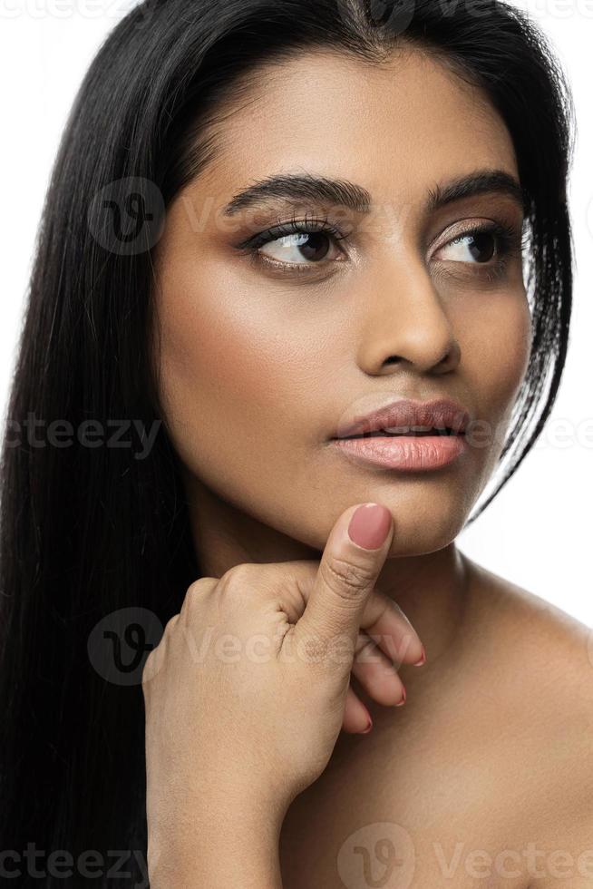 hermosa mujer india con piel suave y cabello largo y negro foto