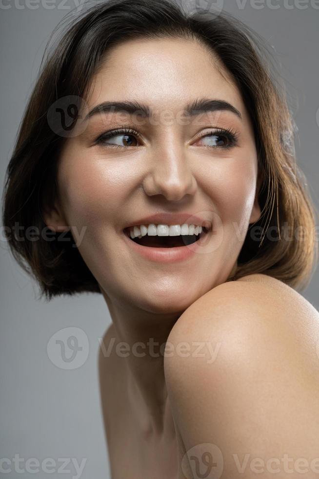 alegre mujer del medio oriente con una hermosa sonrisa foto