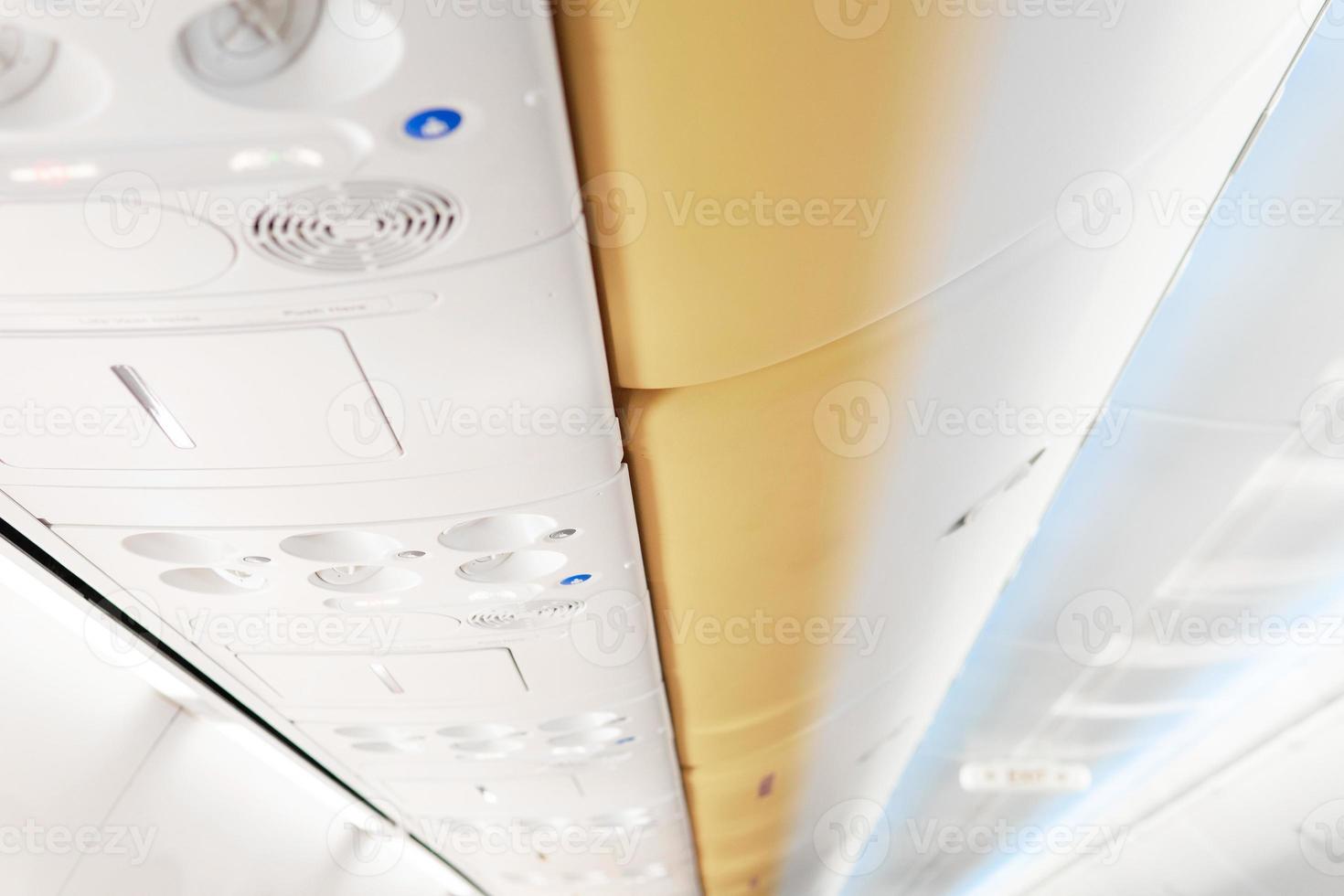 panel superior para pasajeros en un avión foto