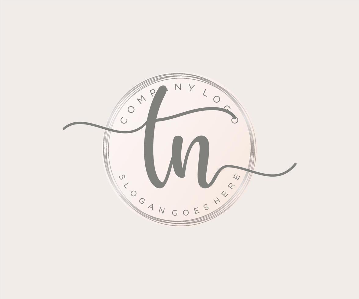 logotipo femenino inicial tn. utilizable para logotipos de naturaleza, salón, spa, cosmética y belleza. elemento de plantilla de diseño de logotipo de vector plano.