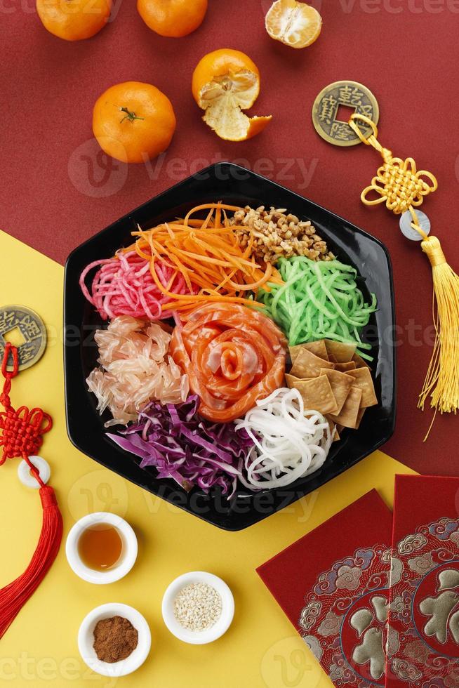 salmón yee cantó o yusheng, un plato de celebración del año nuevo chino foto