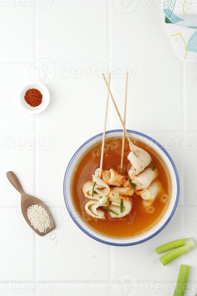 sopa eomukguk o odeng, comida callejera popular coreana hecha de pastel de pescado foto