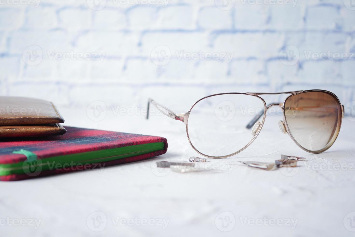 cristal de ojo roto en la mesa con espacio de copia foto