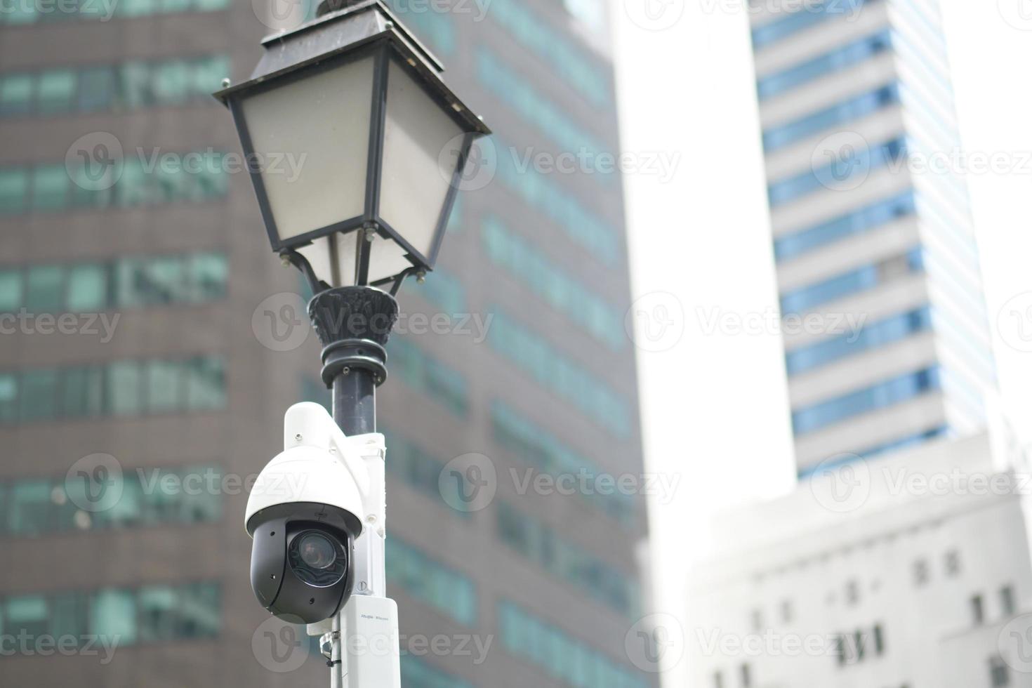 cámara de seguridad cctv operando al aire libre foto