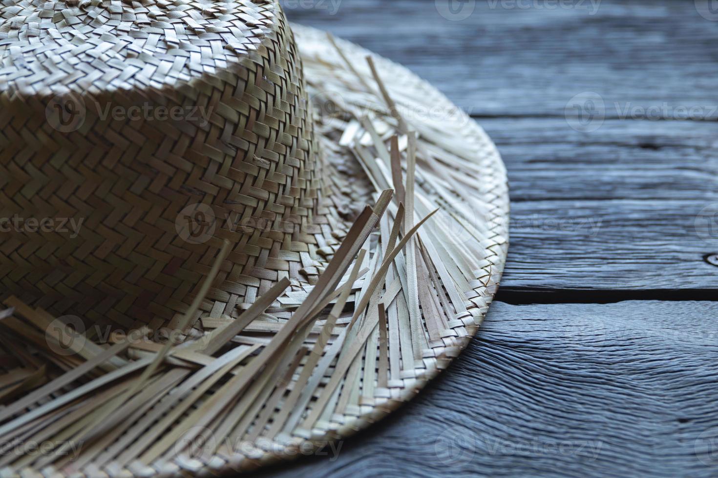 sombrero de paja contra una vieja superficie de madera foto