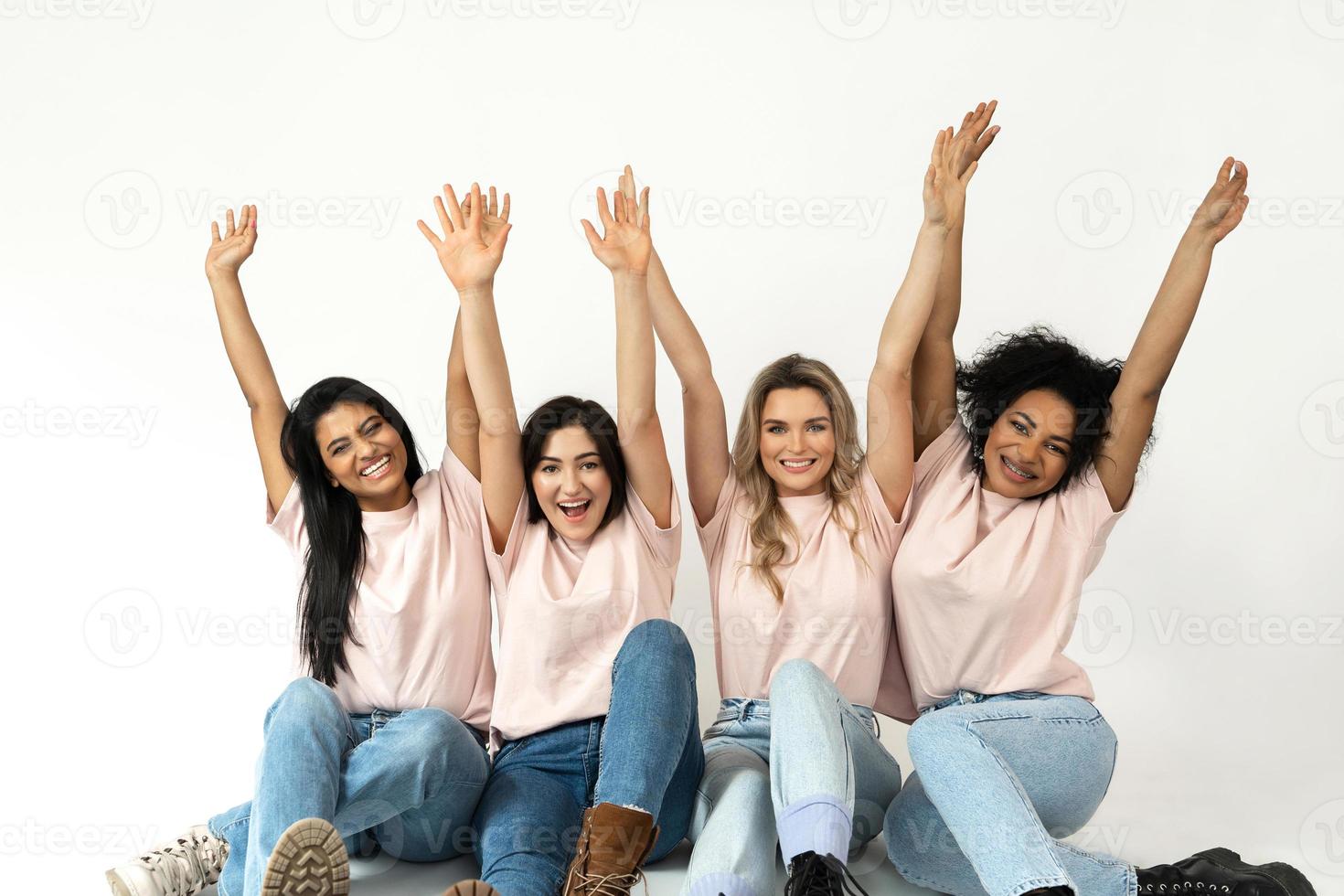 diversidad multicultural y amistad. grupo de mujeres felices de