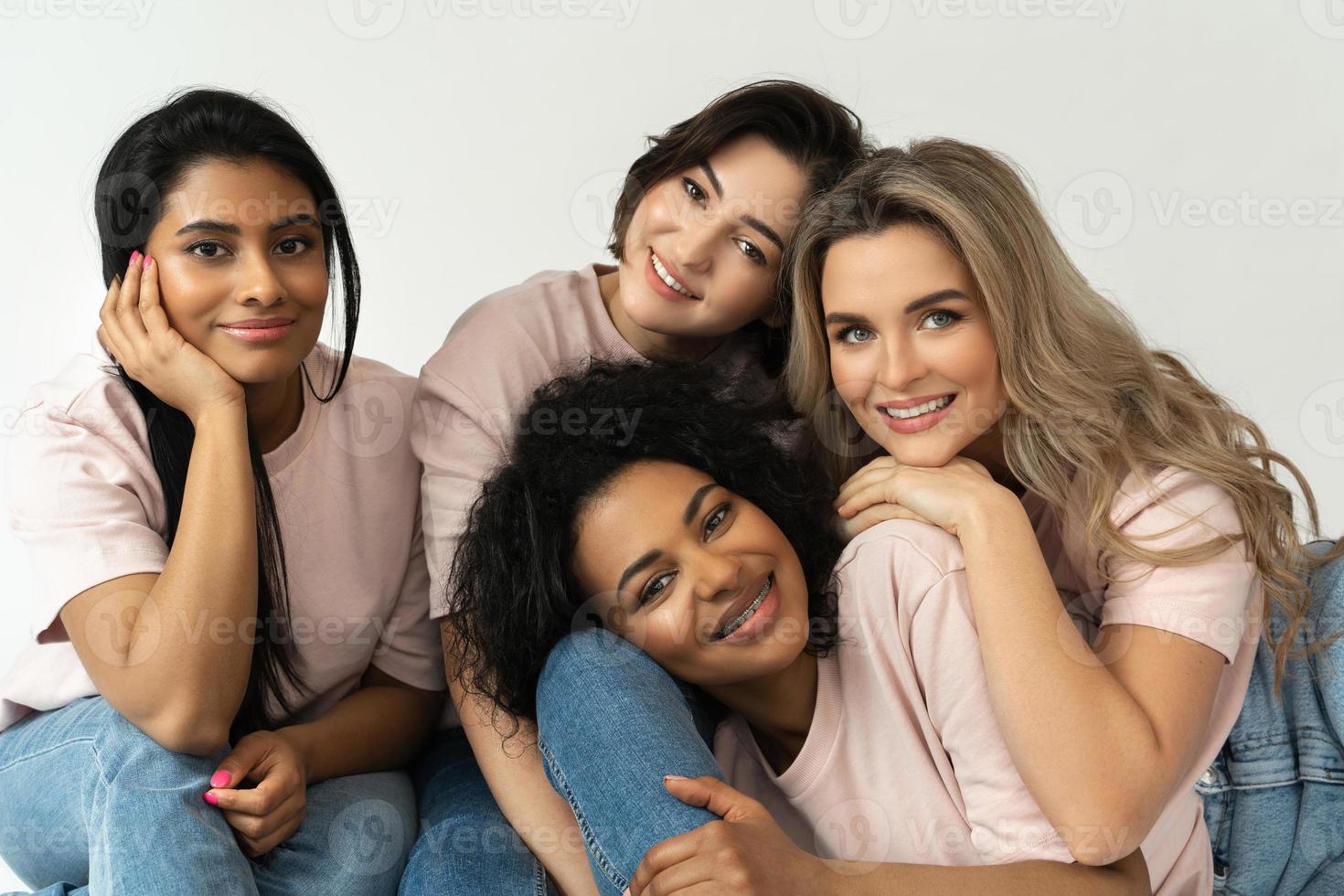 diversidad multicultural y amistad. grupo de mujeres de diferentes etnias. foto