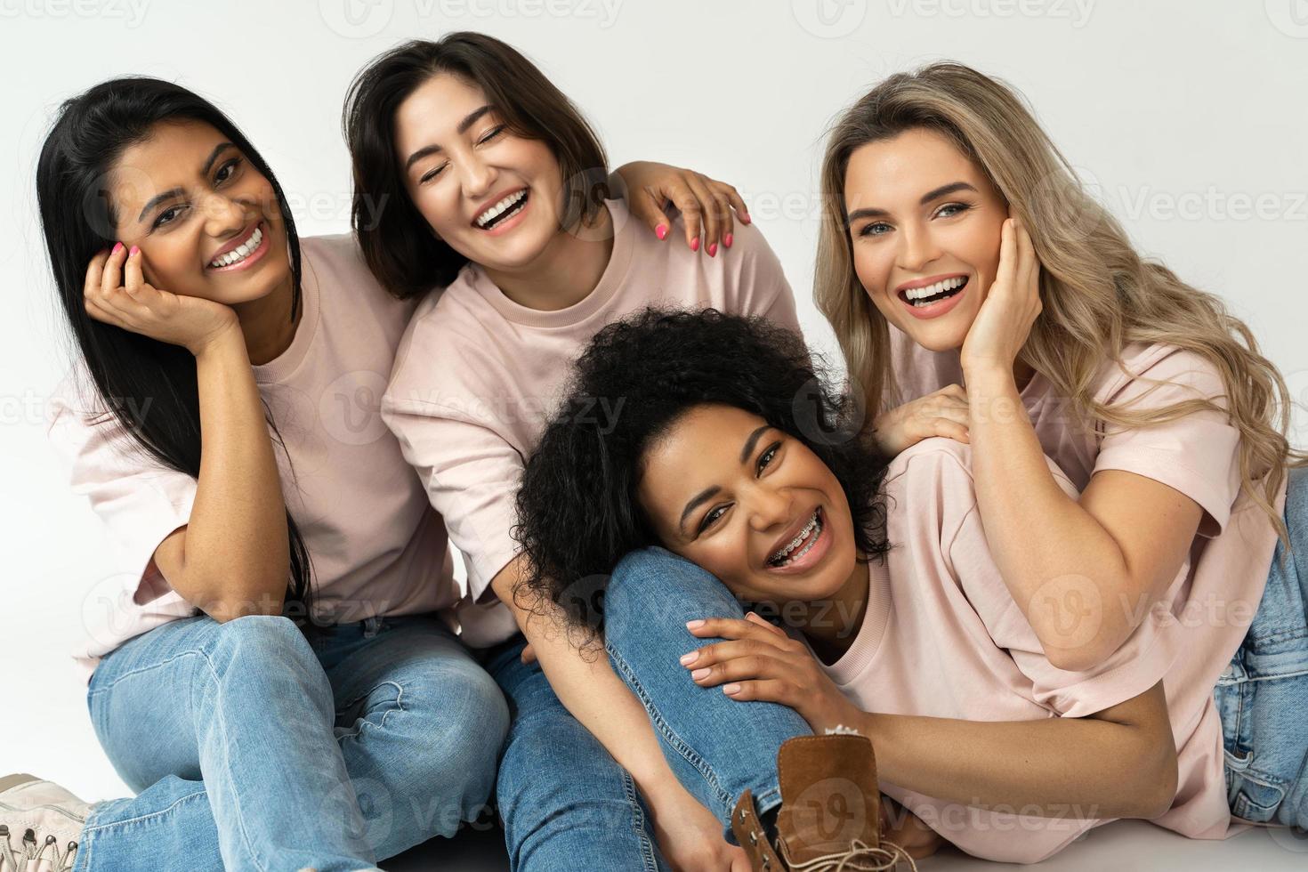 diversidad multicultural y amistad. grupo de mujeres de diferentes etnias. foto