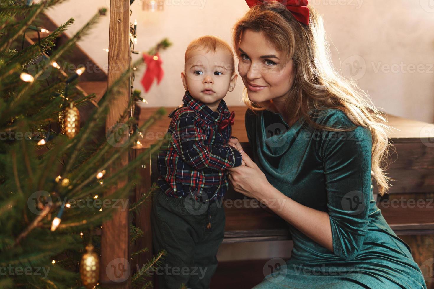 feliz madre y su lindo hijito están celebrando navidad o año nuevo. foto