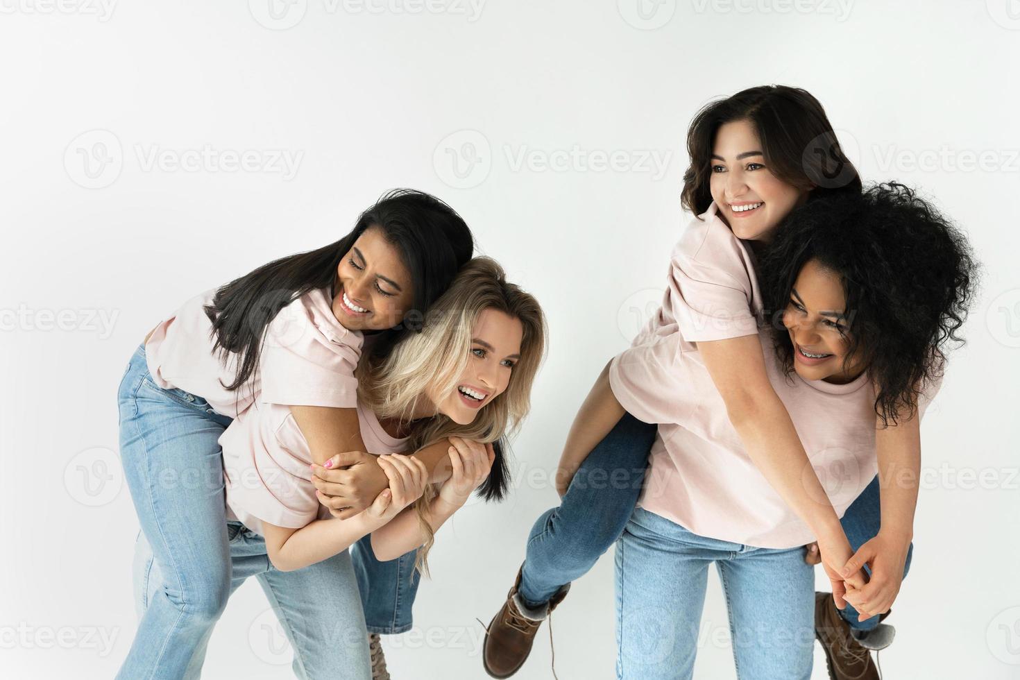 diversidad multicultural y amistad. grupo de mujeres felices de diferentes etnias. foto