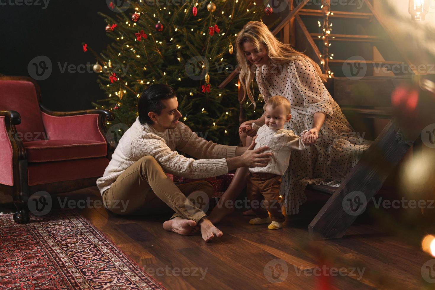 la joven familia feliz está celebrando navidad o año nuevo. foto