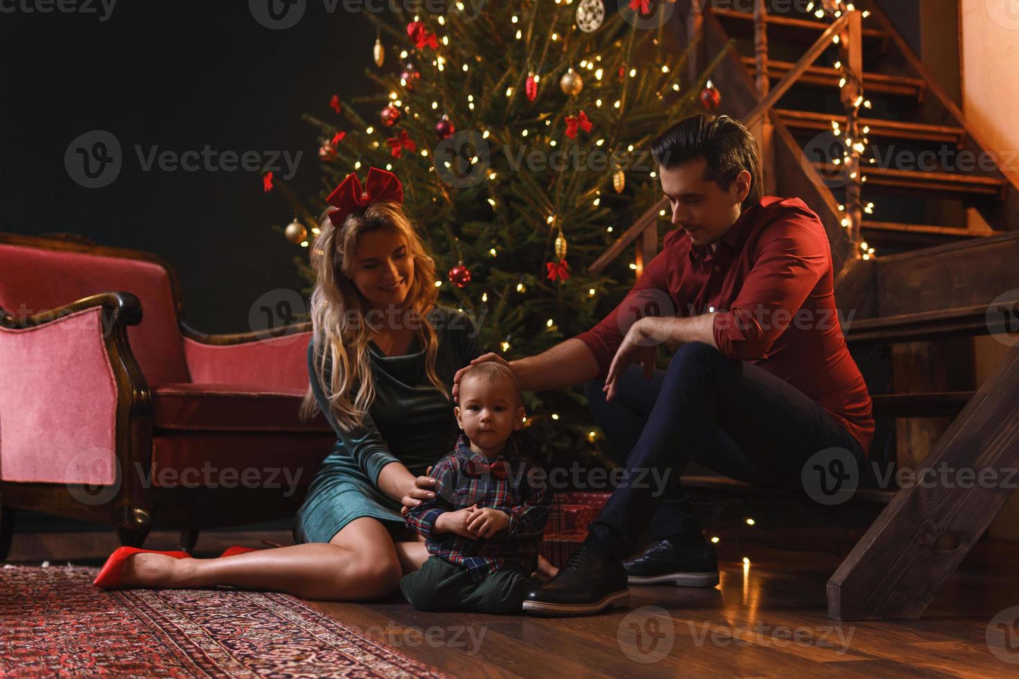 la joven familia feliz está celebrando navidad o año nuevo. foto