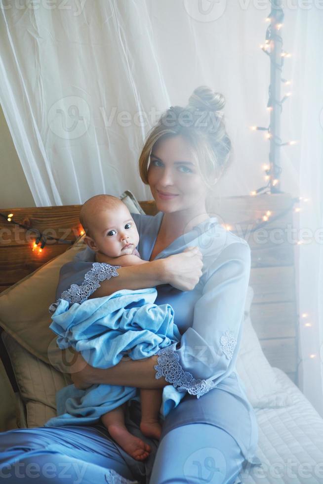 hermosa joven madre y su pequeño y lindo bebé foto