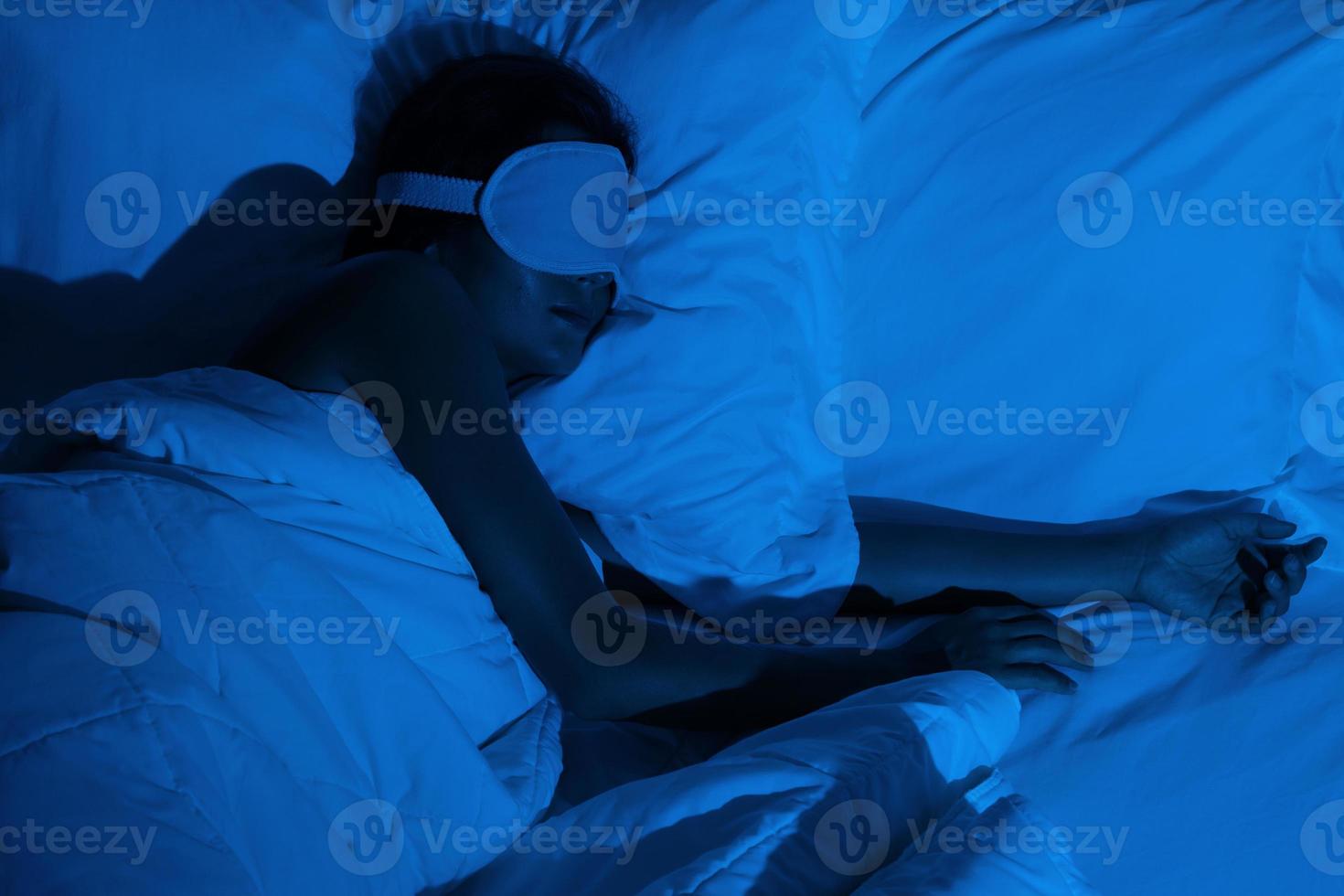 mujer durmiendo con un antifaz para dormir en los ojos foto