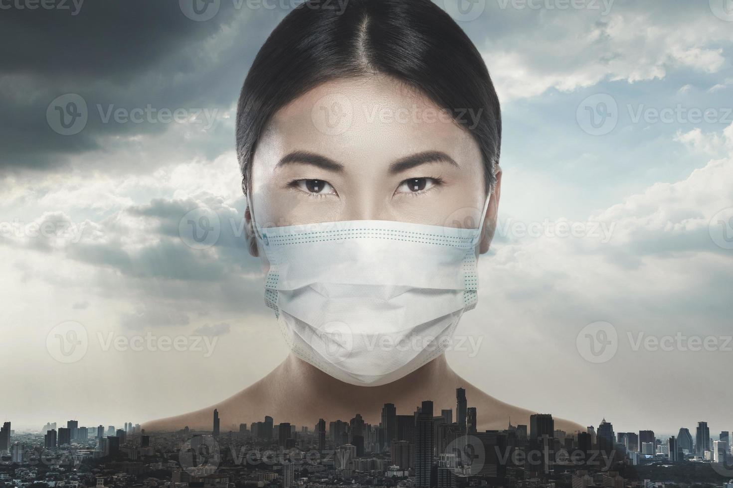mujer asiática lleva máscara facial durante la epidemia de virus foto