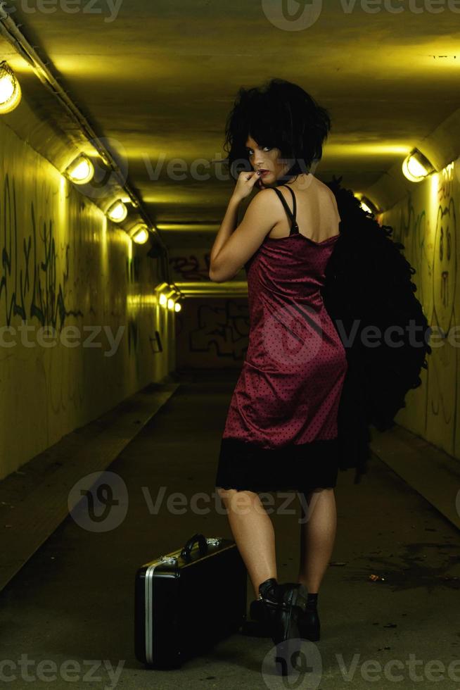 mujer extraña y freaky en el túnel oscuro foto