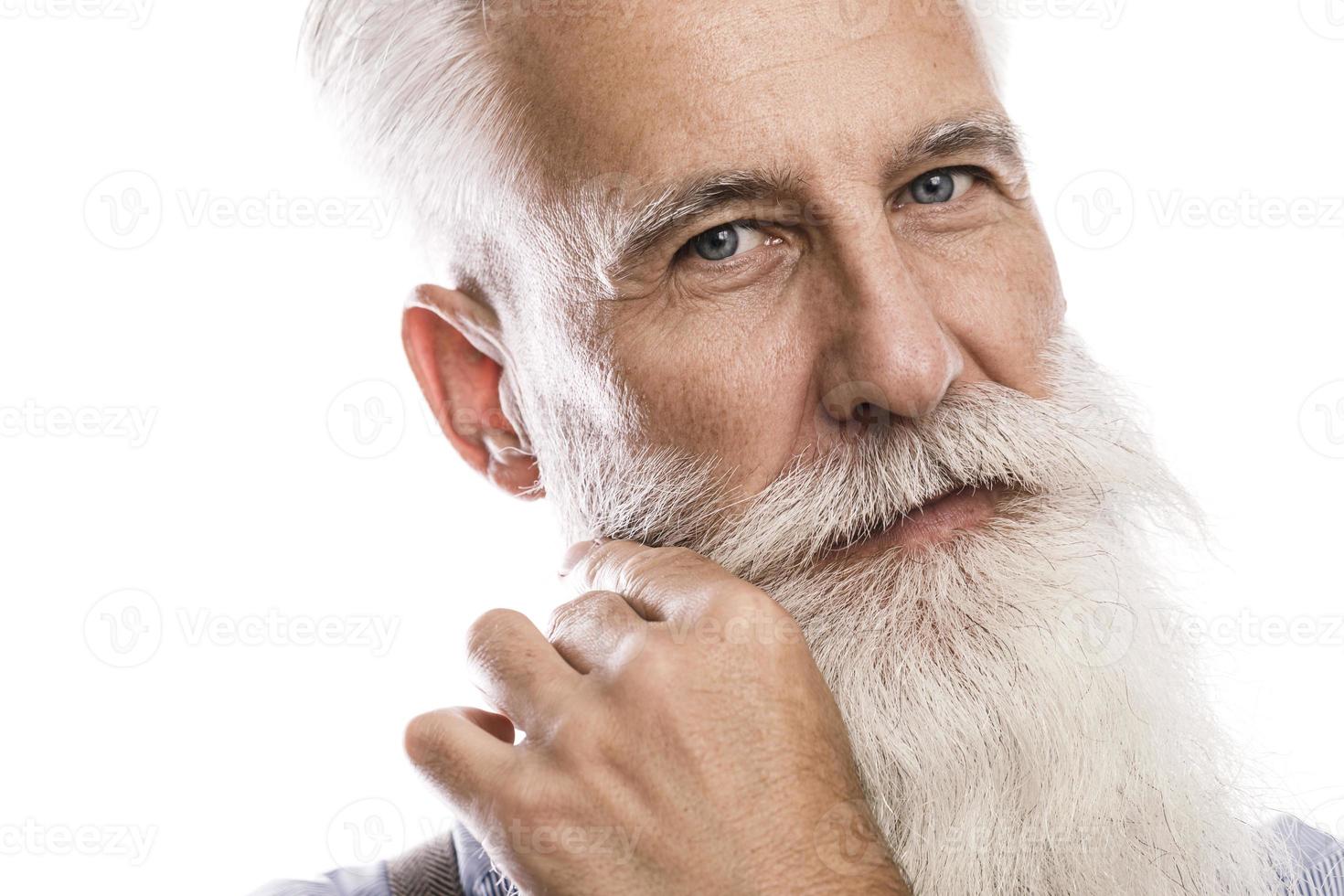 apuesto anciano barbudo de fondo blanco foto