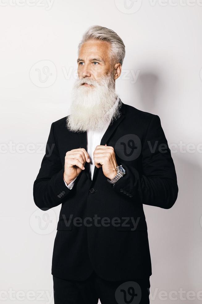 apuesto anciano vestido con elegante traje negro foto