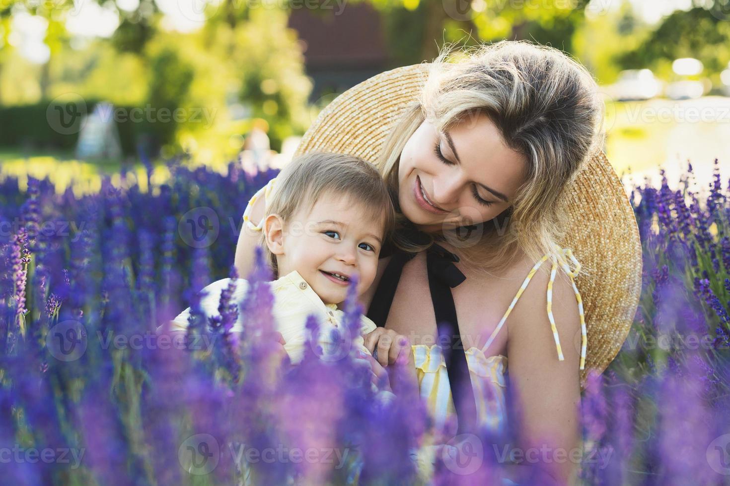 hermosa mujer y su lindo hijito en el campo de lavanda foto