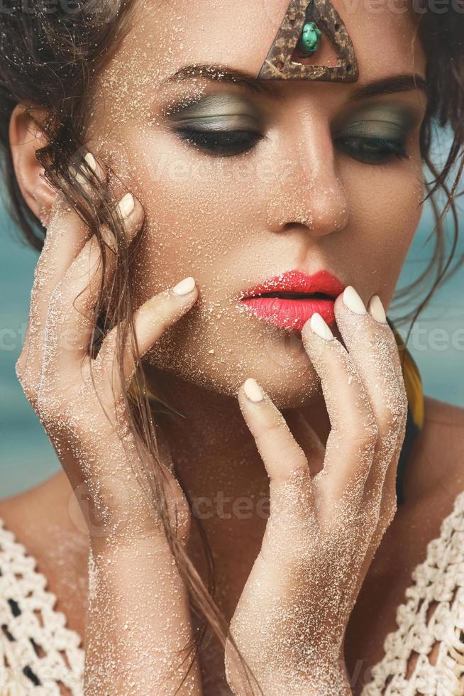 hermosa modelo en imagen de mujer india roja foto