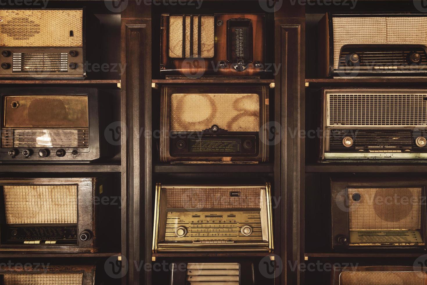 fondo con diferentes receptores de radio antiguos 16251068 Foto de