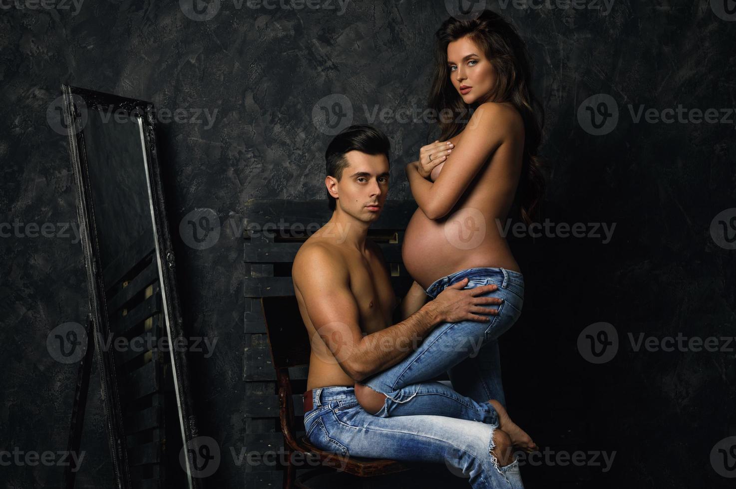 pareja joven sensual esperando un bebé. foto