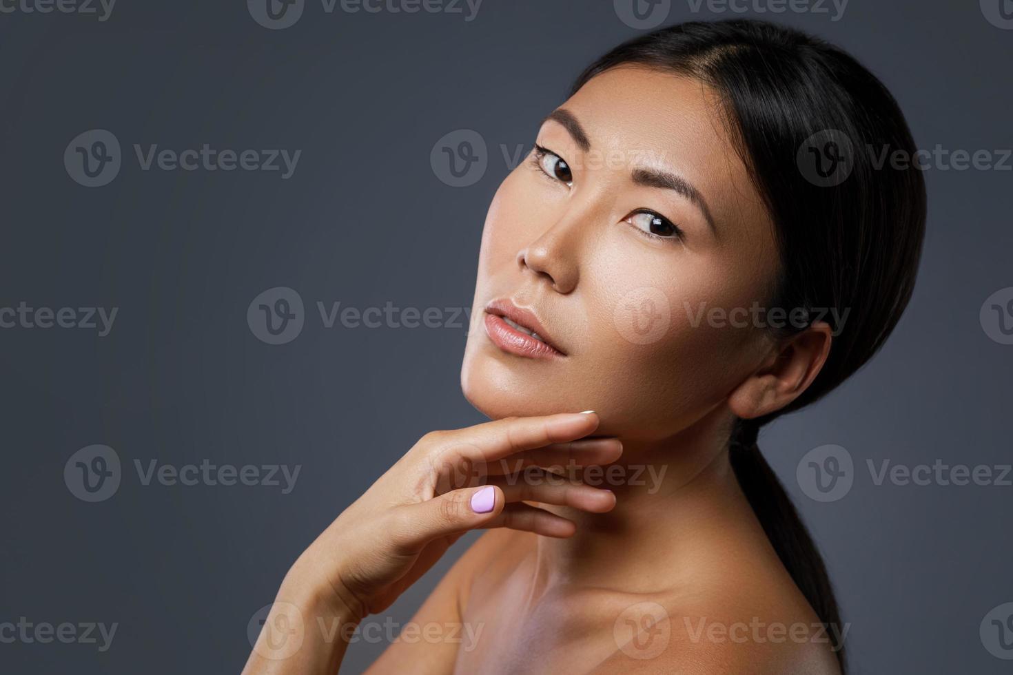 retrato de joven y hermosa modelo asiática foto