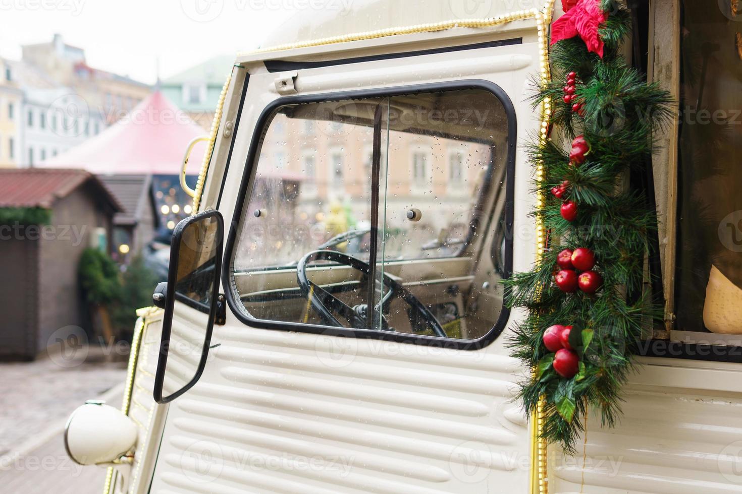 camioneta retro afuera con hermosas decoraciones navideñas foto