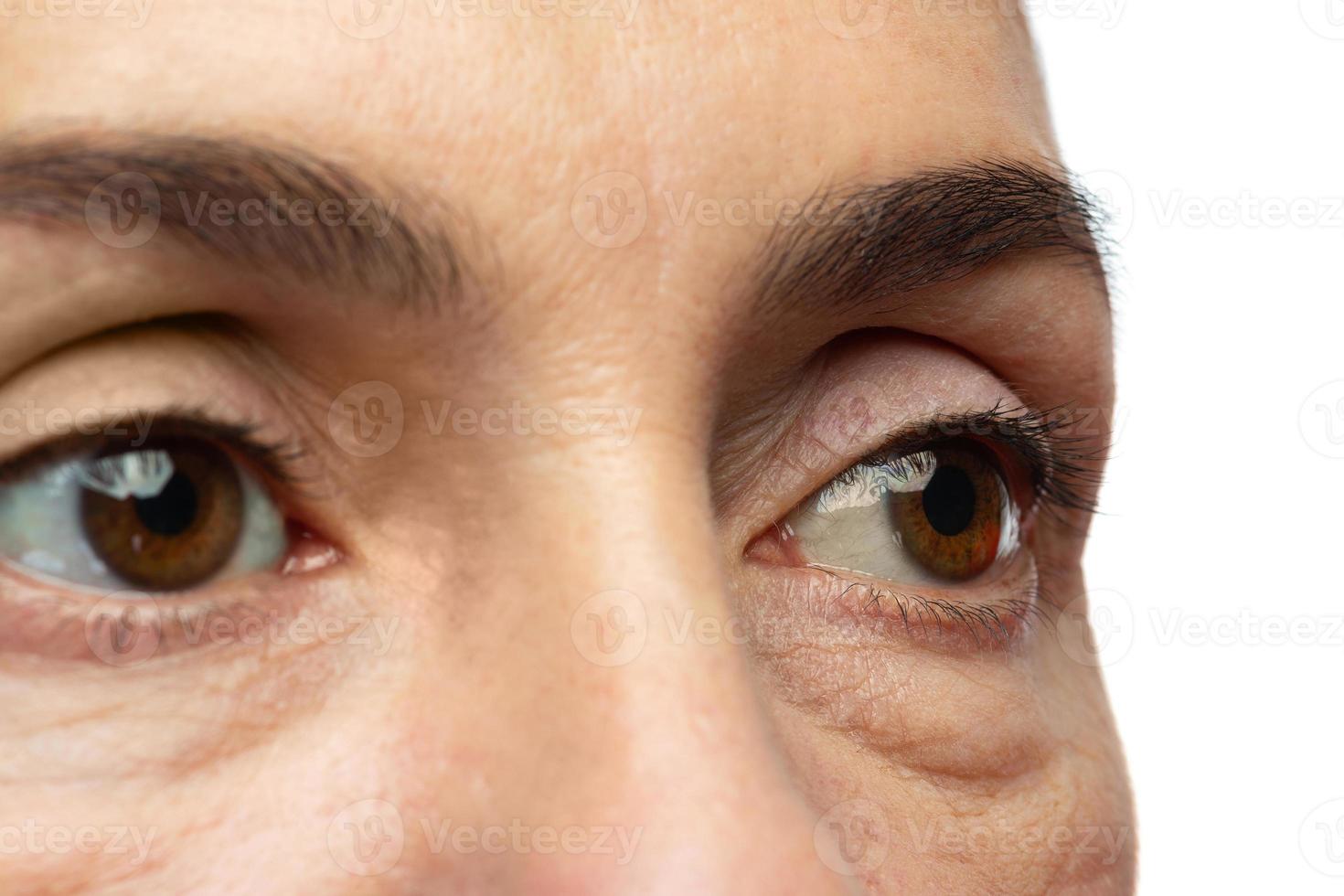 ojos cansados de mujer de mediana edad foto