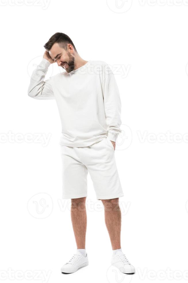 hombre vestido con camiseta blanca de manga larga y pantalones cortos sobre fondo blanco foto