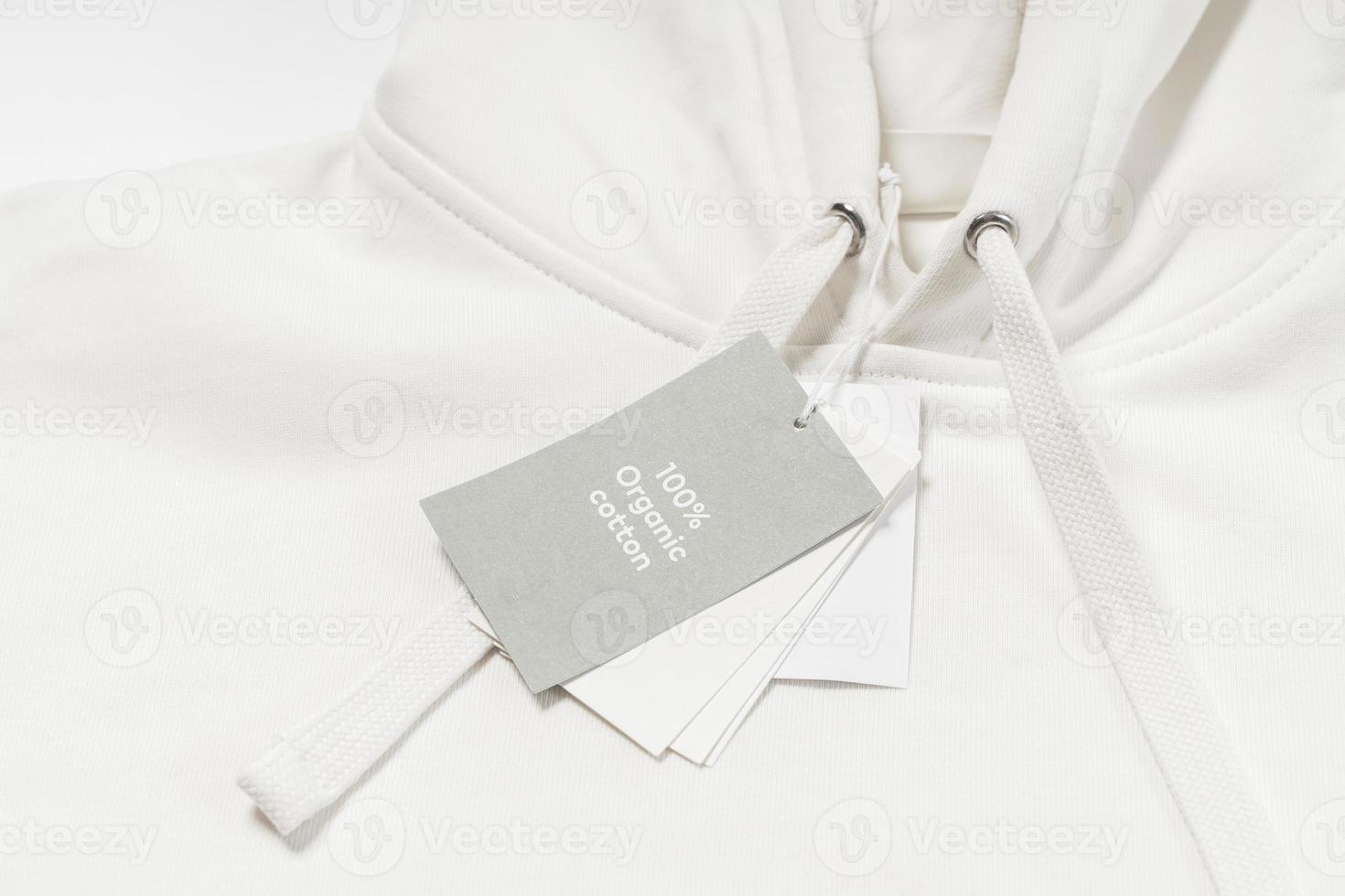 etiqueta de papel en una sudadera con capucha blanca 100% algodón orgánico foto