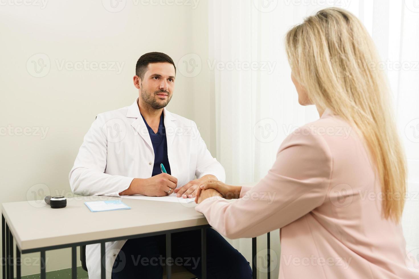 médico y paciente femenino durante la consulta foto