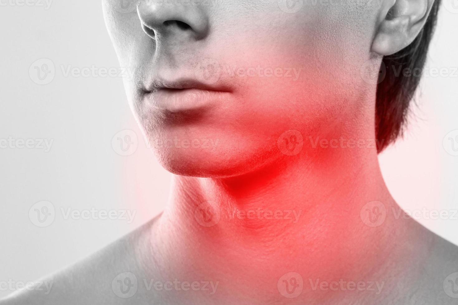 hombre con dolor en el cuello. conceptos de problemas con la tiroides o dolor de garganta. foto