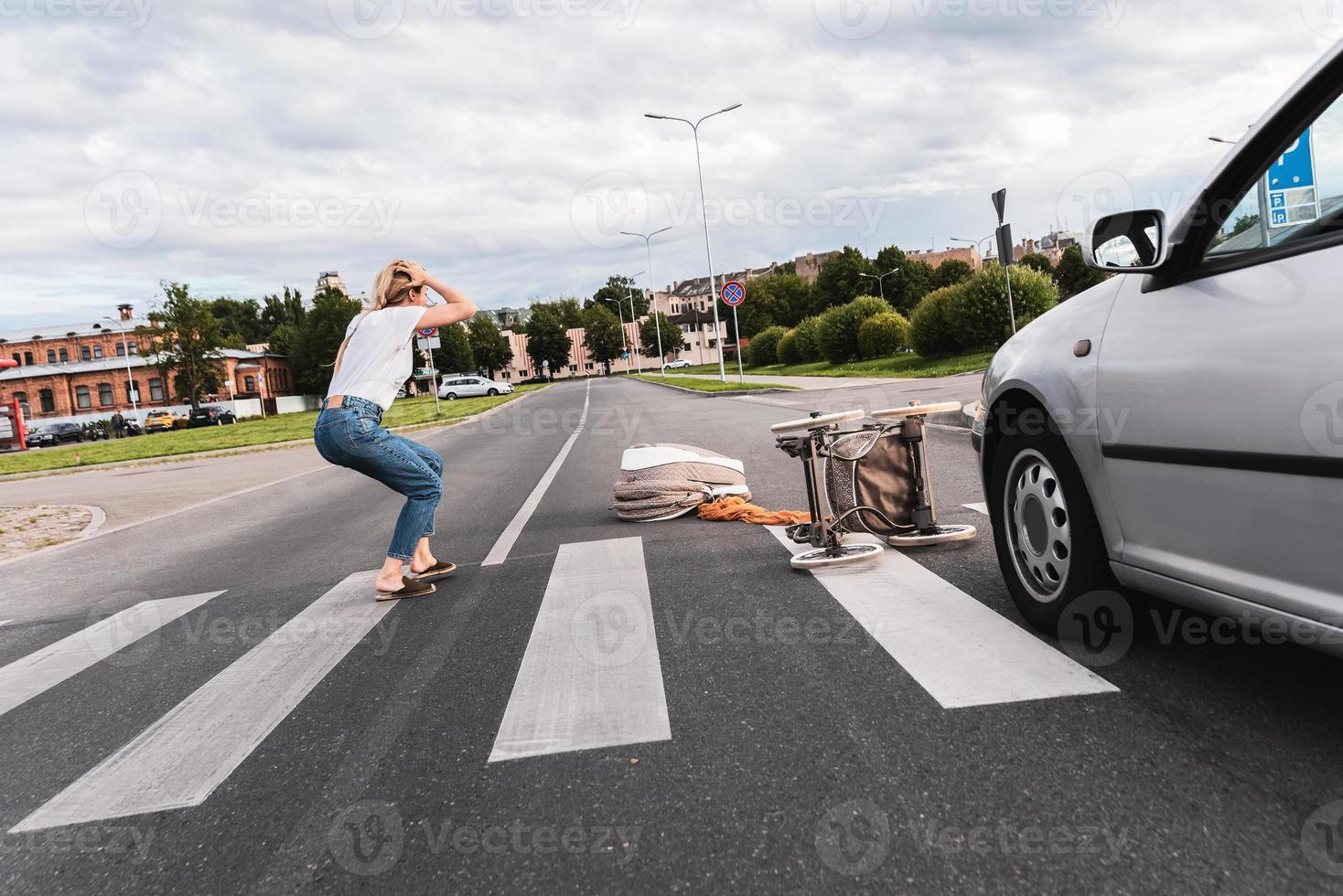 madre sorprendida en el cruce de peatones después de un accidente automovilístico cuando el vehículo golpea su cochecito de bebé foto