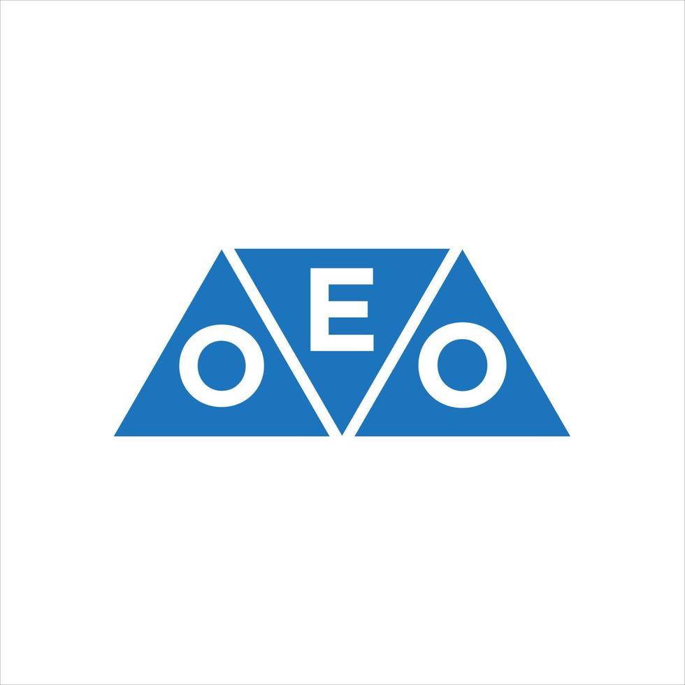diseño de logotipo en forma de triángulo eoo sobre fondo blanco. concepto de logotipo de letra inicial creativa eoo. vector